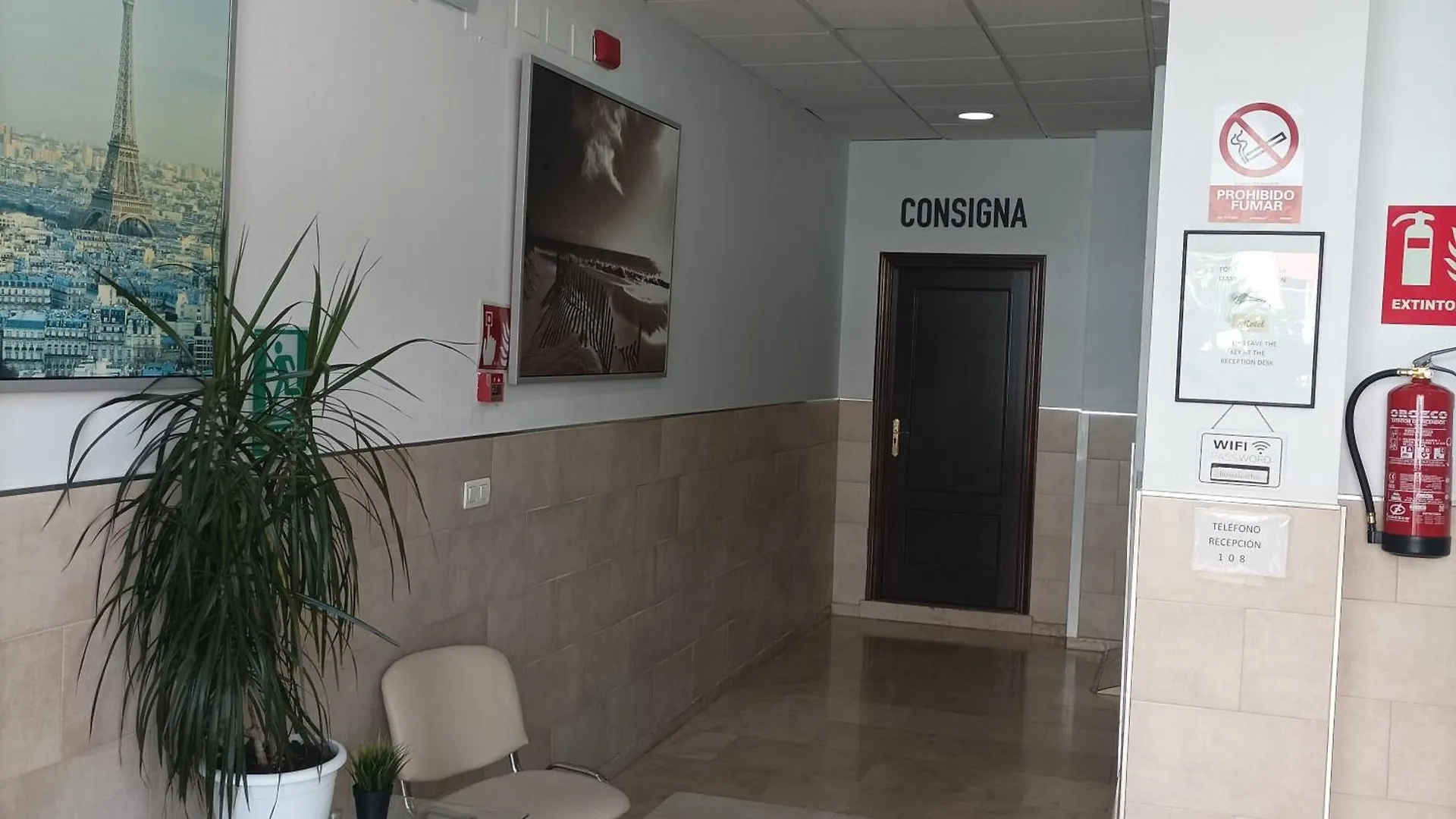 Hostal Carlos 2 La Linea de la Concepcion Guest house