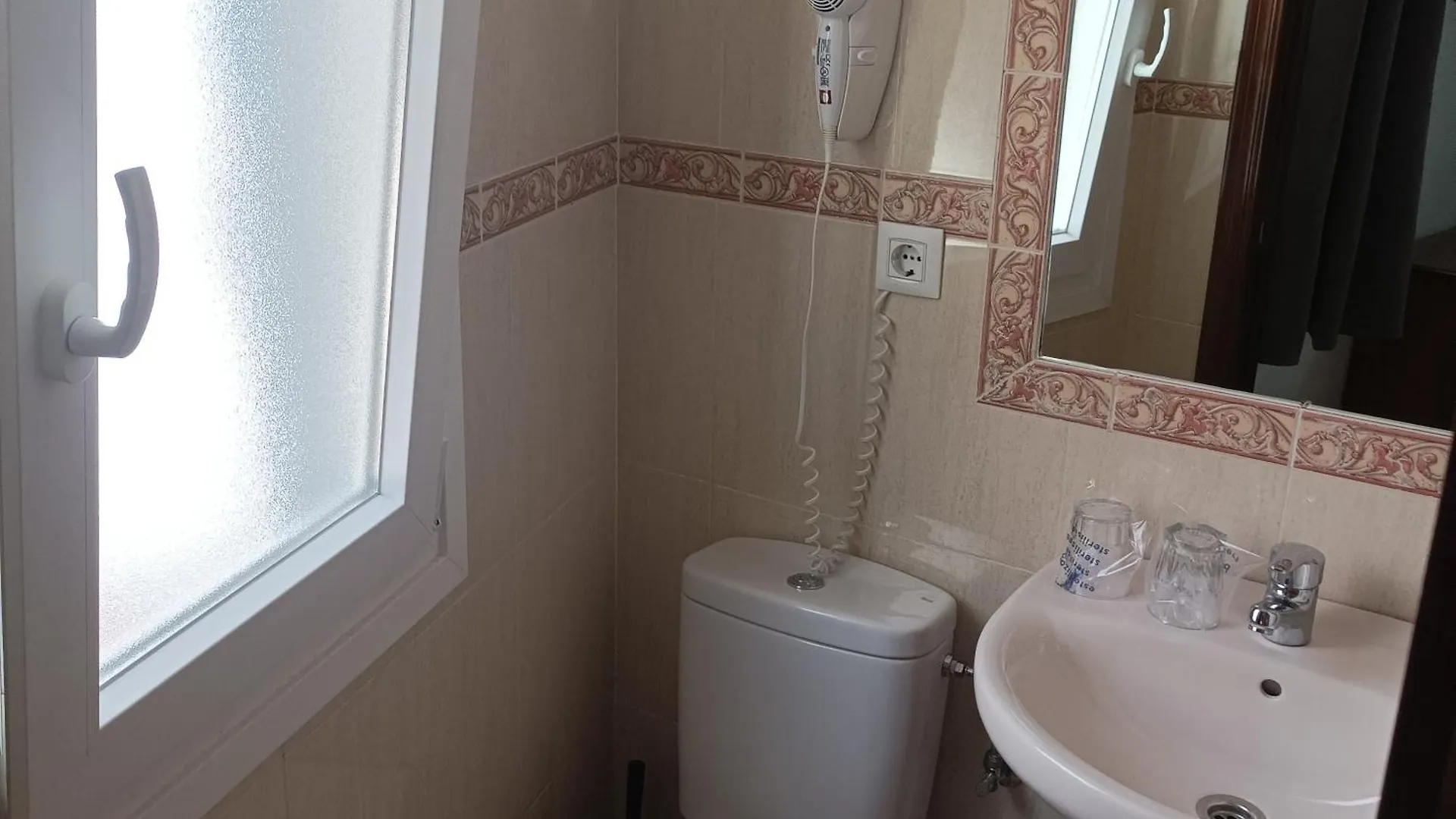 Guest house Hostal Carlos 2 La Linea de la Concepcion Spain