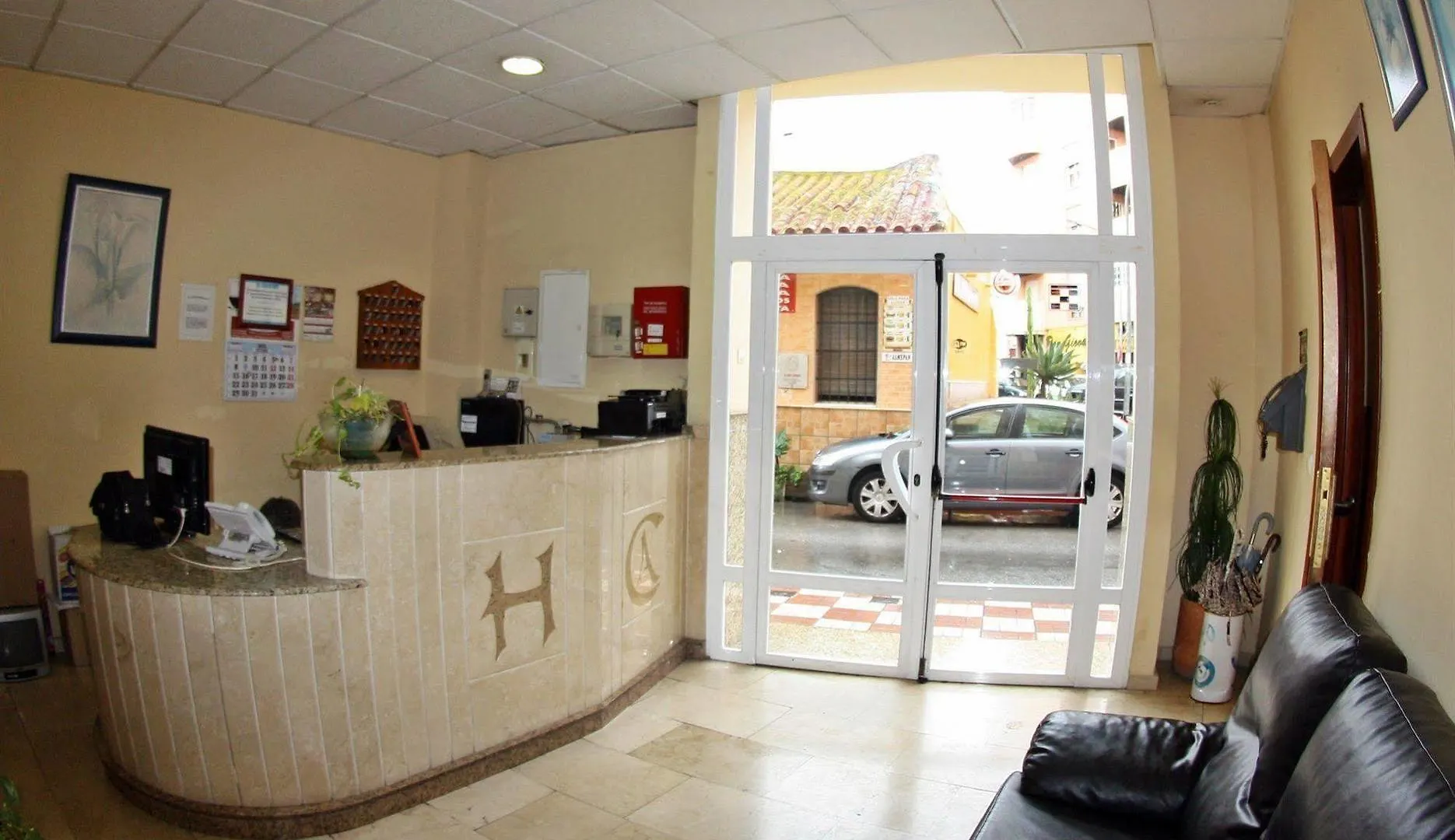 Guest house Hostal Carlos 2 La Linea de la Concepcion